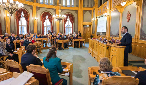 Imagen del parlamento noruego durante la presentación del informe EPTA 2024 relativo a "IA y democracia". Imagen del parlamento noruego durante la presentación del informe EPTA 2024 relativo a "IA y democracia".