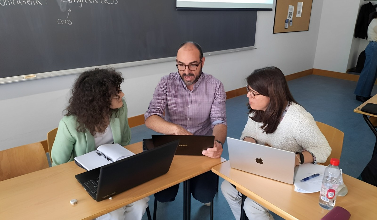 Participantes trabajando durante una de las sesiones prácticas del taller