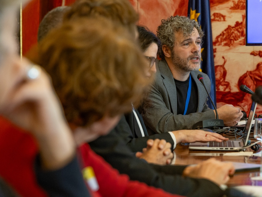 Diálogo C, a puerta cerrada, sobre el Informe C de redes sociales y menores. 