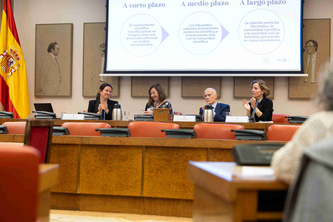 President of the Congress, during the presentation of the Reports C, accompanied by Izaskun Lacunza, Director-General of FECYT, and the coordinators of Oficina C: Pedro Peña and Ana Elorza