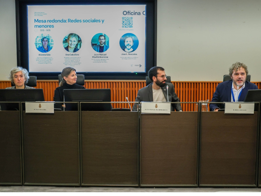 Mesa redonda sobre el Informe C de redes sociales y menores. De izquierda a derecha: Arianna Sala, Ana Caballero, Juan Manuel Machimbarrena y José L. Roscales. 