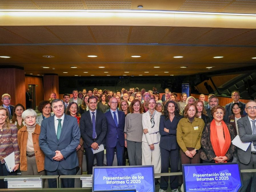 Foto de familia del acto de presentación de los nuevos Informes C 2025